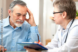 Patient im Gespräch mit einem Arzt