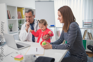 Kinderarzt mit Mutter und Kind